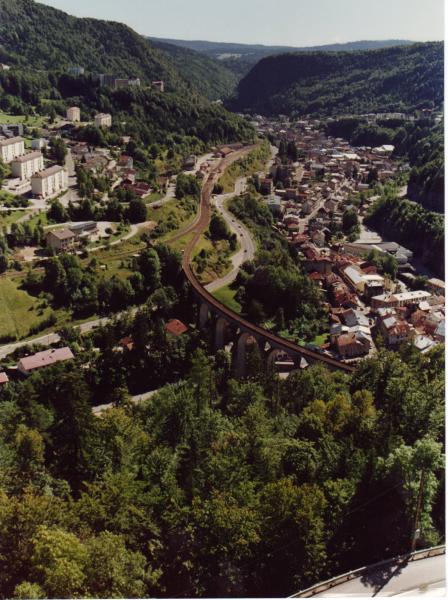 Vu du train sur le Viaduc des Crottes. vue du Viaduc et de la Ville de Morez Jura