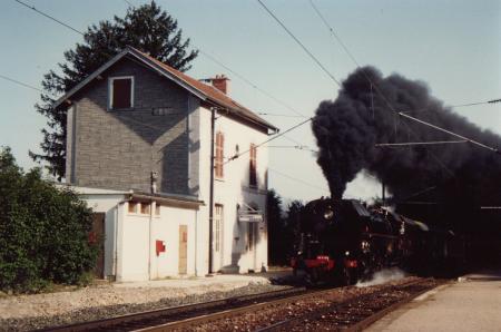            141 R 568 en Gare de Mesnay  Jura  alt 476m