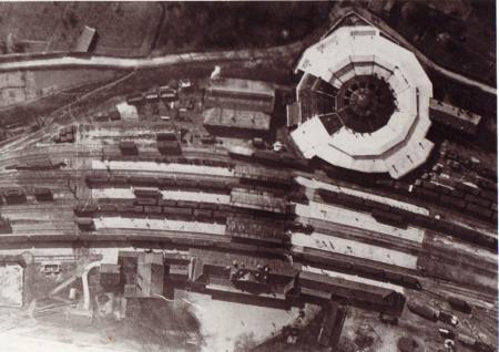 Rotonde vue aérienne en 1925 Construite en 1863  Elle pouvait recevoir jusqu'à 24 machines Gare de Lons le Saunier Jura