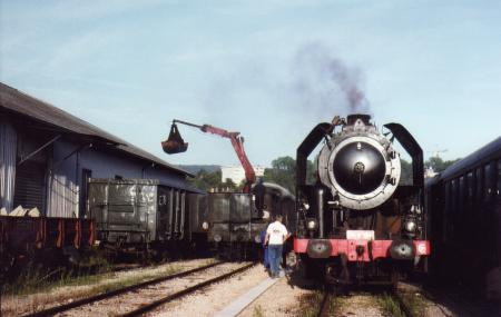 Gare de lons-le-Saunier Jura. Chargement du charbon dans le tender 13 tonnes